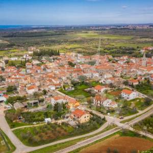 PROSTRANO ZEMLJIŠTE ZA IZGRADNJU VILA POVRŠINE 35 500 m2 NA PREDIVNOJ LOKACIJI