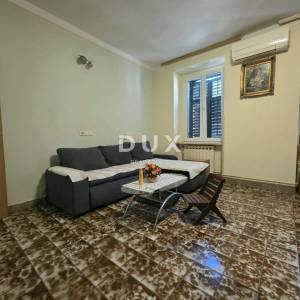 PULA, CENTAR - 2SS+DB kvalitetan obiteljski stan nadomak centra s prostranom terasom