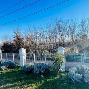 Pula: kuća s dva stana na golemom zemljištu od 4200 m2