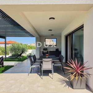 Rab, Banjol, kuća s bazenom, 270 m2, garaža