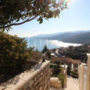 Rabac, kuća sa četiri stambene jedinice, te predivnim pogledom na more