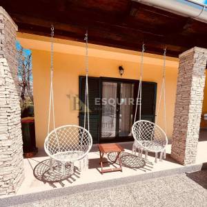 RADOVIN - Četverosobna vila katnica s bazenom - 170m2