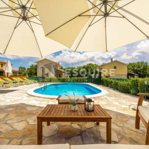 RADOVIN - Četverosobna vila katnica s bazenom - 170m2