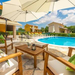 RADOVIN - Četverosobna vila katnica s bazenom - 170m2