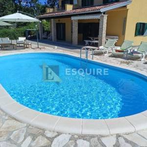 RADOVIN - Četverosobna vila katnica s bazenom - 170m2