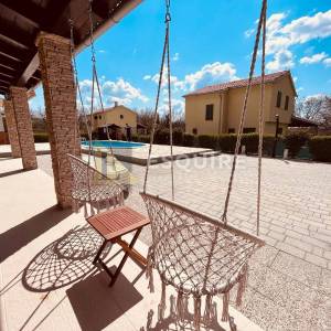 RADOVIN - Četverosobna vila katnica s bazenom - 170m2
