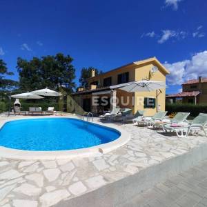 RADOVIN - Četverosobna vila katnica s bazenom - 170m2