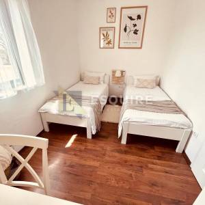 RADOVIN - Četverosobna vila katnica s bazenom - 170m2