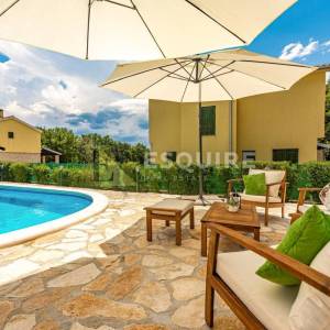 RADOVIN - Četverosobna vila katnica s bazenom - 170m2