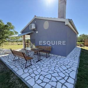 Raštane Gornje, nadomak Biograda na Moru -Kuća s maslinikom na gotovo 4.000 m²!!