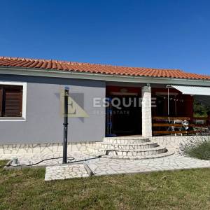Raštane Gornje, nadomak Biograda na Moru -Kuća s maslinikom na gotovo 4.000 m²!!