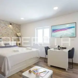 Renovirani studio apartman 30 m² u srcu Kaštel Gomilice