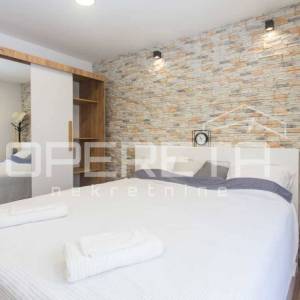 Renovirani studio apartman 30 m² u srcu Kaštel Gomilice