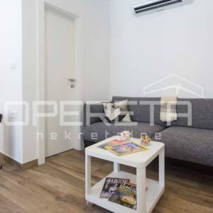 Renovirani studio apartman 30 m² u srcu Kaštel Gomilice