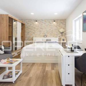 Renovirani studio apartman 30 m² u srcu Kaštel Gomilice