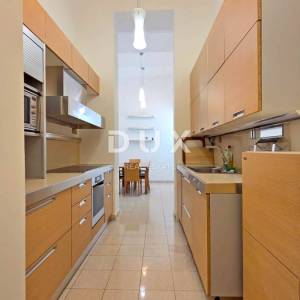 RIJEKA, BULEVARD – Ekskluzivni prizemni stan s paviljonom i okućnicom, 128m²