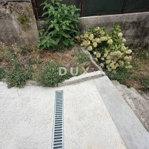RIJEKA, CENTAR - samostojeća kuća s 3 odvojena stana + okućnica! PRILIKA!