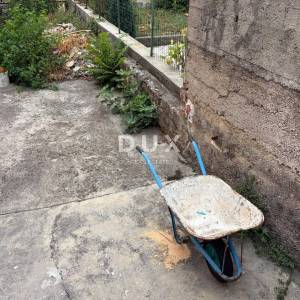 RIJEKA, CENTAR - samostojeća kuća s 3 odvojena stana + okućnica! PRILIKA!