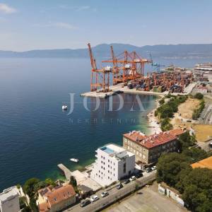 RIJEKA – PEĆINE | Luksuzan stan na 4. katu, prvi red do mora