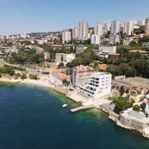RIJEKA – PEĆINE | Luksuzan stan na 4. katu, prvi red do mora
