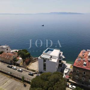 RIJEKA – PEĆINE | Luksuzan stan na 1. katu, prvi red do mora