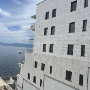 RIJEKA – PEĆINE | Luksuzan stan na 1. katu, prvi red do mora
