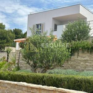 ROGOZNICA - Novoizgrađena villa s bazenom i predivni pogledom