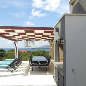 ROVANJSKA - Vila katnica s bazenom i velikim vrtom u blizini mora - 270m2