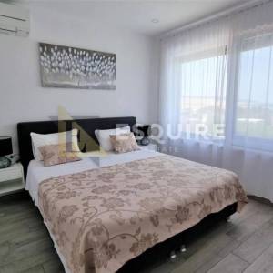 ROVANJSKA - Vila katnica s bazenom i velikim vrtom u blizini mora - 270m2