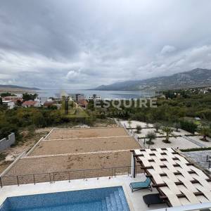 ROVANJSKA - Vila katnica s bazenom i velikim vrtom u blizini mora - 270m2