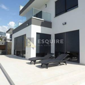 ROVANJSKA - Vila katnica s bazenom i velikim vrtom u blizini mora - 270m2