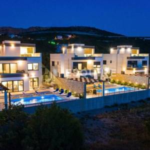 ROVANJSKA - Vila katnica s bazenom i velikim vrtom u blizini mora - 270m2
