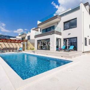 ROVANJSKA - Vila katnica s bazenom i velikim vrtom u blizini mora - 270m2