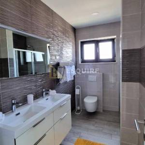 ROVANJSKA - Vila katnica s bazenom i velikim vrtom u blizini mora - 270m2