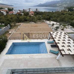 ROVANJSKA - Vila katnica s bazenom i velikim vrtom u blizini mora - 270m2