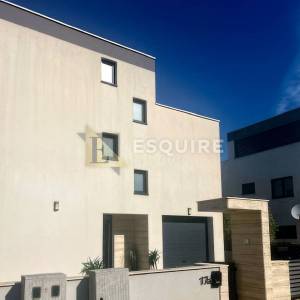 ROVANJSKA - Vila katnica s bazenom i velikim vrtom u blizini mora - 270m2