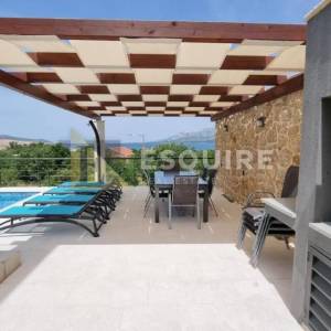 ROVANJSKA - Vila katnica s bazenom i velikim vrtom u blizini mora - 270m2