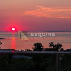 ROVANJSKA - Vila katnica s bazenom i velikim vrtom u blizini mora - 270m2