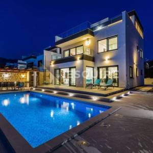ROVANJSKA - Vila katnica s bazenom i velikim vrtom u blizini mora - 270m2