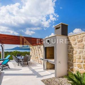 ROVANJSKA - Vila katnica s bazenom i velikim vrtom u blizini mora - 270m2