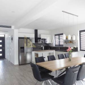 ROVANJSKA - Vila katnica s bazenom i velikim vrtom u blizini mora - 270m2