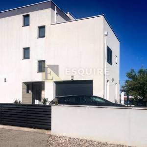 ROVANJSKA - Vila katnica s bazenom i velikim vrtom u blizini mora - 270m2