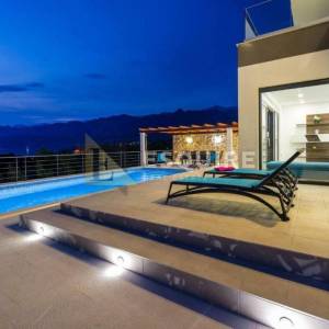 ROVANJSKA - Vila katnica s bazenom i velikim vrtom u blizini mora - 270m2