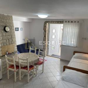 SABUNIKE - Apartmanska kuća sa 6 jedinica - 300m2