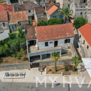 Samostojeća kuća Prvi red do Mora u Vrboskoj
