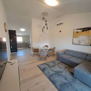 SAMOSTOJEĆA KUĆA S 3 STAMBENE JEDINICE, 900 M OD MORA, MIRNA I TIHA POZICIJA, VRSI