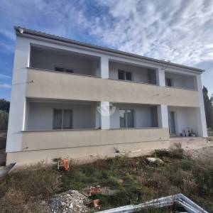 SAMOSTOJEĆA KUĆA S 3 STAMBENE JEDINICE, 900 M OD MORA, MIRNA I TIHA POZICIJA, VRSI