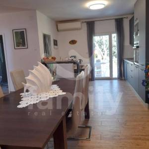 SAMOSTOJEĆA KUĆA SA BAZENOM I OTVORENIM POGLEDOM NA BRIJUNSKO OTOČJE