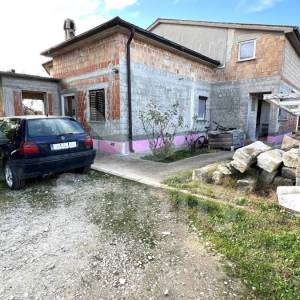 SAMOSTOJEĆA KUĆA SA TRI STAMBENE JEDINICE NA MIRNOJ LOKACIJI