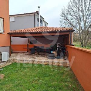 ŠARMANTAN STAN S VRTOM U MIRNOM DIJELU MEDULINA
